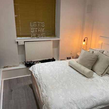 Central Private Double Bedroom In A 2Bedroom Apartment, Connected Via Underground, Overground And Many Bus Routes London Eksteriør billede
