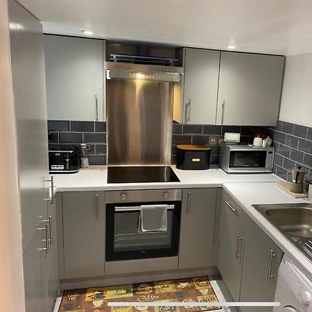 Central Private Double Bedroom In A 2Bedroom Apartment, Connected Via Underground, Overground And Many Bus Routes London Eksteriør billede