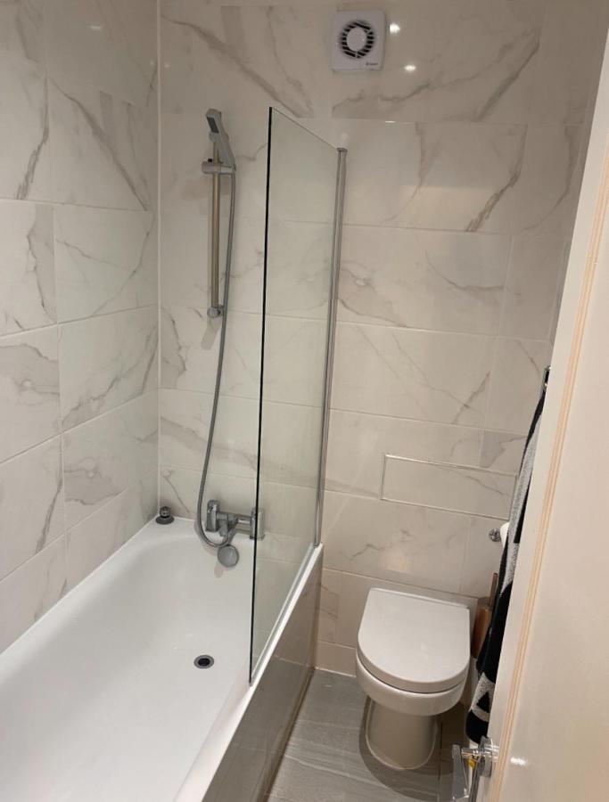 Central Private Double Bedroom In A 2Bedroom Apartment, Connected Via Underground, Overground And Many Bus Routes London Eksteriør billede