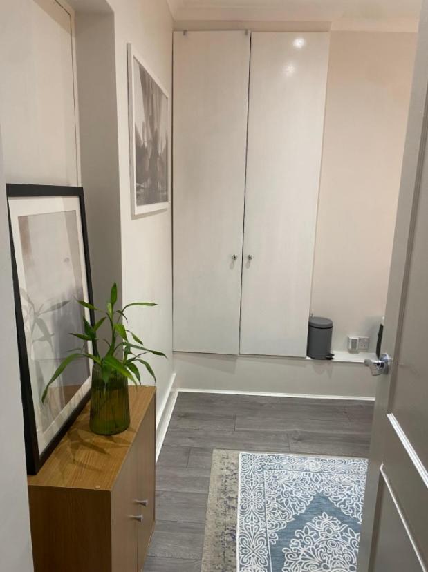 Central Private Double Bedroom In A 2Bedroom Apartment, Connected Via Underground, Overground And Many Bus Routes London Eksteriør billede