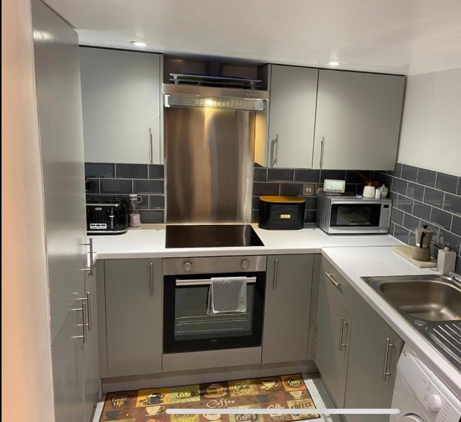 Central Private Double Bedroom In A 2Bedroom Apartment, Connected Via Underground, Overground And Many Bus Routes London Eksteriør billede