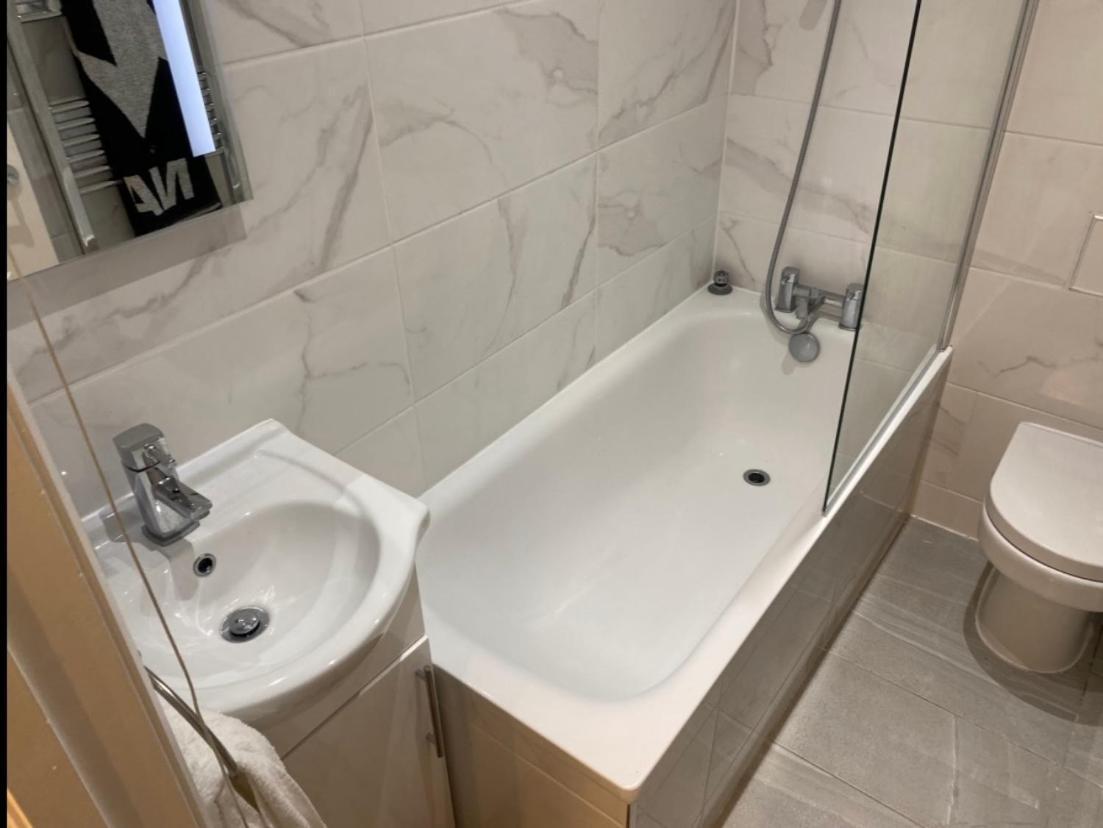 Central Private Double Bedroom In A 2Bedroom Apartment, Connected Via Underground, Overground And Many Bus Routes London Eksteriør billede
