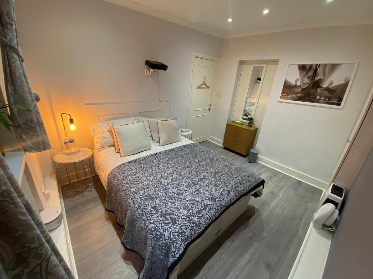 Central Private Double Bedroom In A 2Bedroom Apartment, Connected Via Underground, Overground And Many Bus Routes London Eksteriør billede
